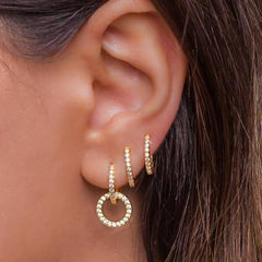 Oreilles avec boucles d’oreilles créoles dorées serties de strass, accessoire femme tendance