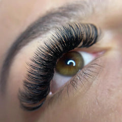 Extensions de cils volumineux sur œil marron, mise en valeur du regard, beauté femme