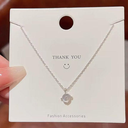 Collier fin argenté avec pendentif rond en pierre transparente, accessoire femme tendance.