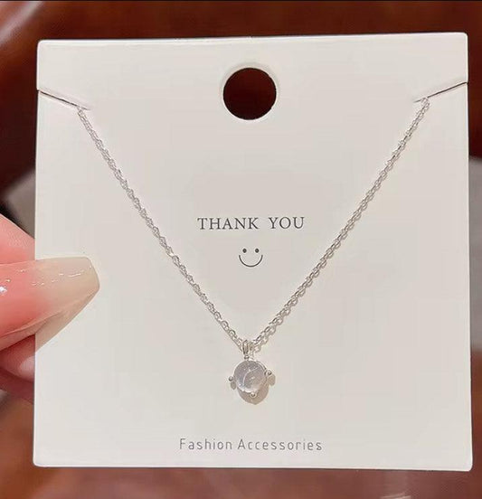 Collier fin argenté avec pendentif rond en pierre transparente, accessoire femme tendance.