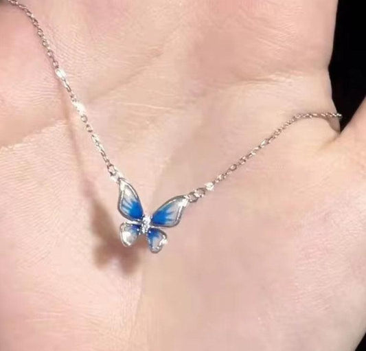 Collier délicat avec pendentif papillon bleu en argent, bijou femme élégant