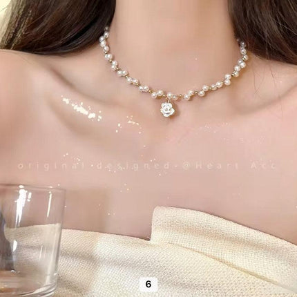 Collier ras de cou femme perles avec pendentif fleur, élégant bijou tendance