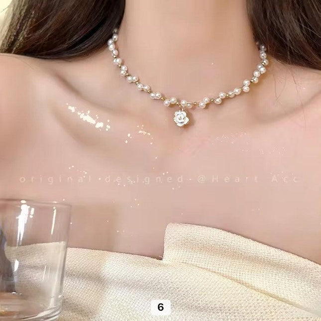 Collier ras de cou femme perles avec pendentif fleur, élégant bijou tendance