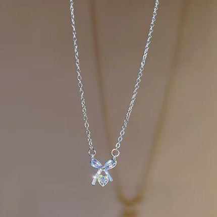 Collier argenté délicat avec pendentif papillon brillant, style élégant pour femmes