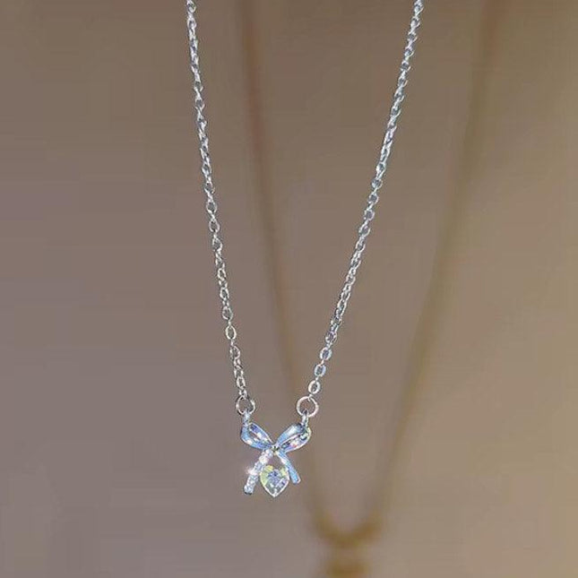 Collier argenté délicat avec pendentif papillon brillant, style élégant pour femmes