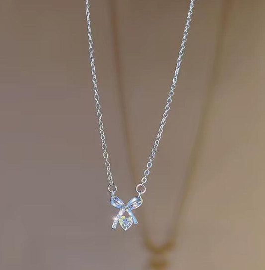 Collier argenté délicat avec pendentif papillon brillant, style élégant pour femmes