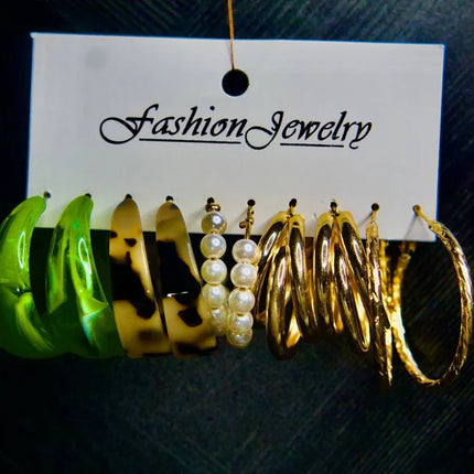 Lot de boucles d’oreilles fantaisie vertes, dorées, perles et effet écaille pour femme
