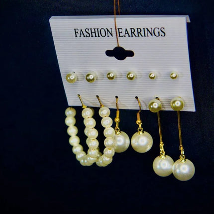 Lot de boucles d'oreilles perles blanches dorées sur fond noir, accessoires élégants femme