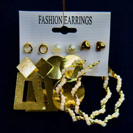 Lot de boucles d'oreilles dorées femme, formes géométriques et perles sur fond noir
