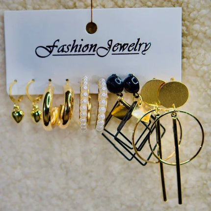 Lot de boucles d’oreilles fantaisie dorées, perles, noir et motifs géométriques pour femme