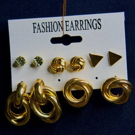 Lot de boucles d'oreilles tendance dorées pour femmes, différents motifs et formes, sur carte blanche.