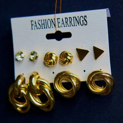 Lot de boucles d’oreilles dorées tendance femme, différents modèles géométriques et nœuds.