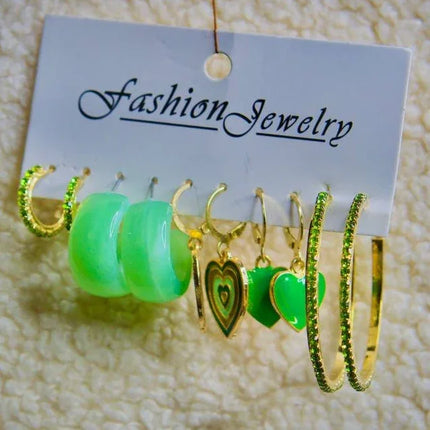 Ensemble de boucles d'oreilles dorées et vertes, différentes formes, bijou tendance femme.