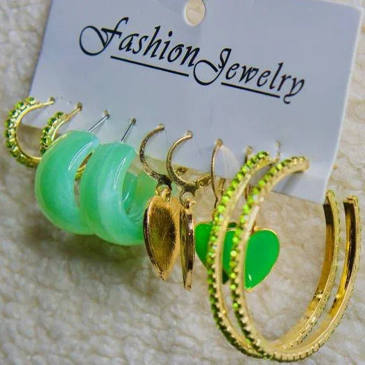 Lot de boucles d’oreilles fantaisie dorées et vertes, différents motifs et formes tendance.