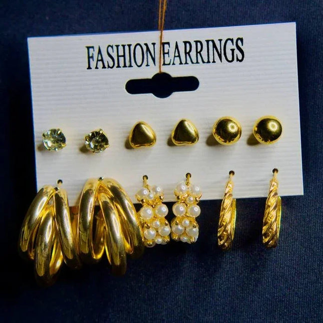 Set de boucles d’oreilles dorées et perles pour femme sur carte blanche, accessoires mode