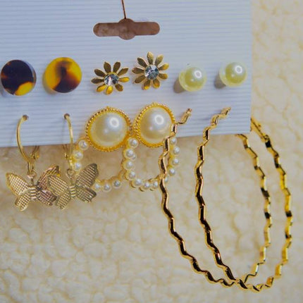 Soleil - Coffret Fleur de Perle – Boucles d’Oreilles Dorées & Détails Solaires (Lot de 6 paires)