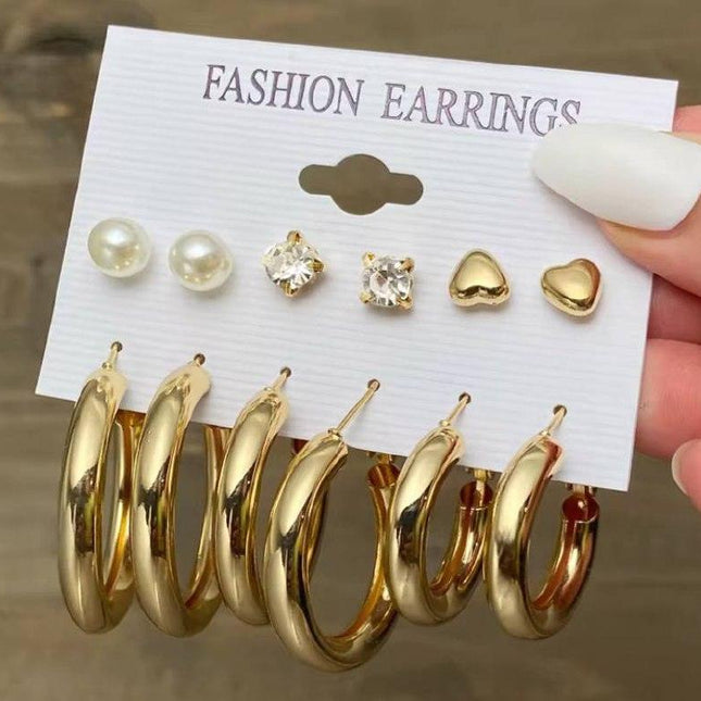 Lot de boucles d’oreilles femme dorées avec perles, strass et créoles tendance.