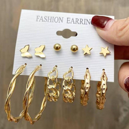 Lot de boucles d’oreilles dorées fantaisie pour femme, motifs papillon, étoile et anneaux texturés.