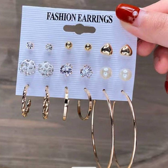 Lot de boucles d'oreilles fantaisie dorées et argentées pour femme, sur support blanc