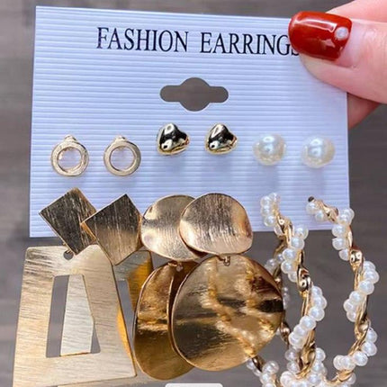 Lot de boucles d'oreilles fantaisie dorées et perles pour femme, différents styles.