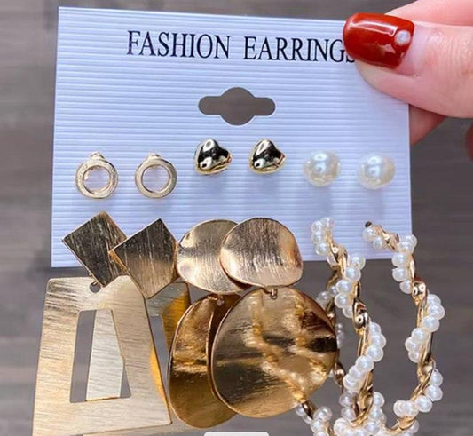 Lot de boucles d'oreilles fantaisie dorées et perles pour femme, différents styles.