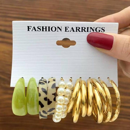 Lot de boucles d’oreilles fantaisie femme : perles, dorées, motif léopard et résine verte