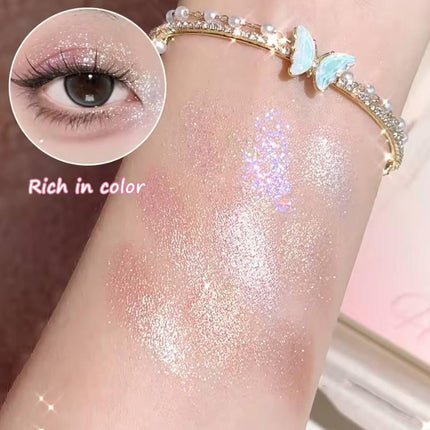 Swatch de fards à paupières pailletés et irisés sur peau, zoom sur maquillage scintillant