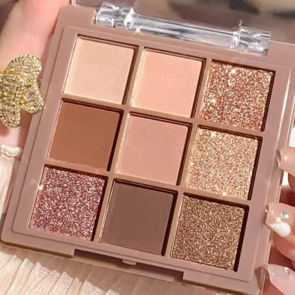 Palette de fards à paupières nude et pailletés, maquillage beauté femme