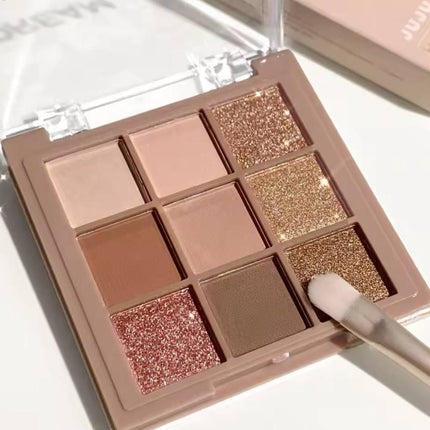 Palette de fards à paupières nude et pailletés, idéale maquillage yeux femme.