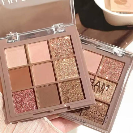 Palette fards à paupières nude et pailletés, maquillage beauté femme, tons chauds