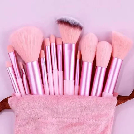 Ensemble de pinceaux maquillage roses dans une pochette douce, accessoires beauté femme