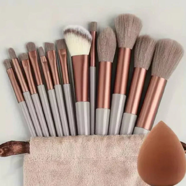 Set de pinceaux maquillage et éponge blender sur trousse beige, accessoires beauté femme