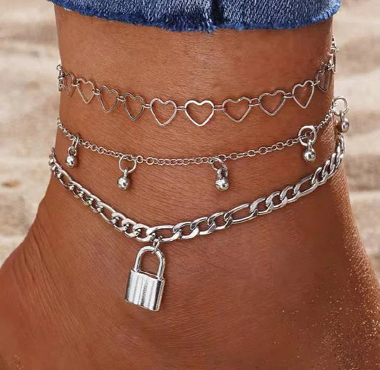 Cheville avec bracelets argentés, motifs cœurs, pampilles et cadenas, mode plage femme
