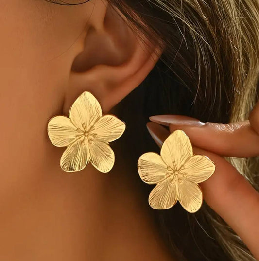 Boucles Élégance Florale – Raffinement Doré & Féminité Naturelle
