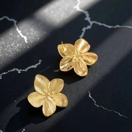 Boucles Élégance Florale – Raffinement Doré & Féminité Naturelle
