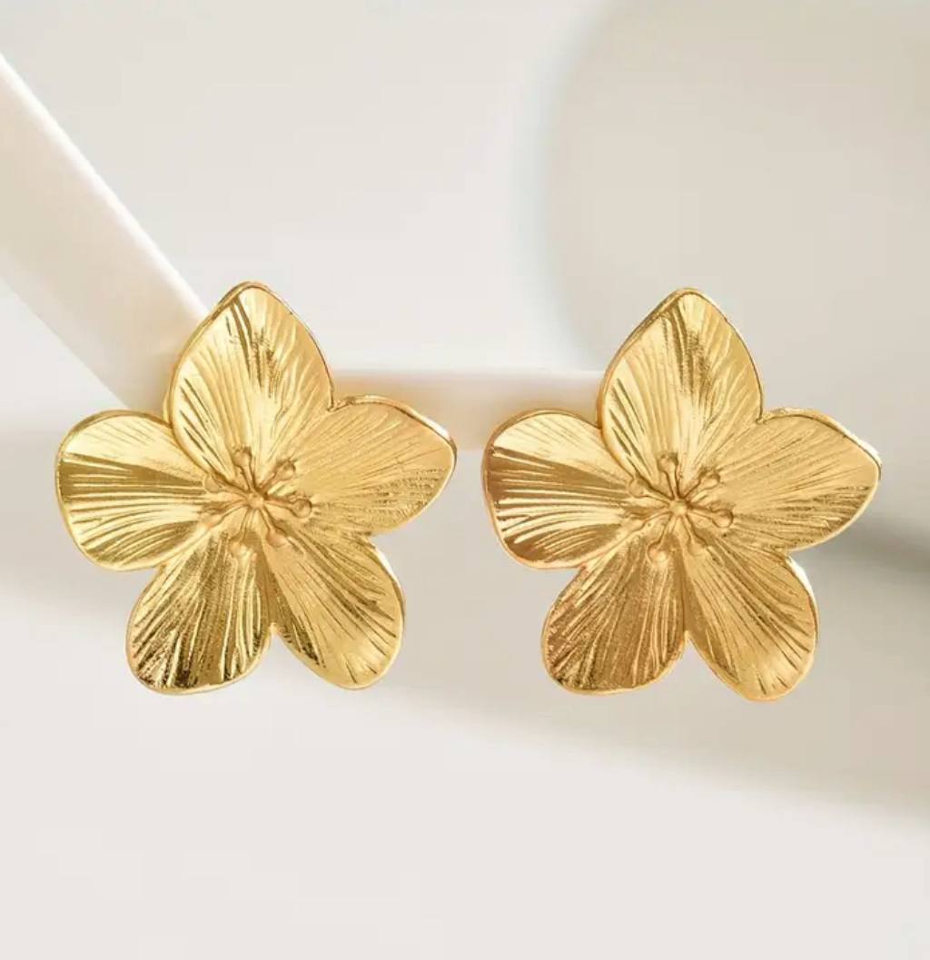 Boucles Élégance Florale – Raffinement Doré & Féminité Naturelle