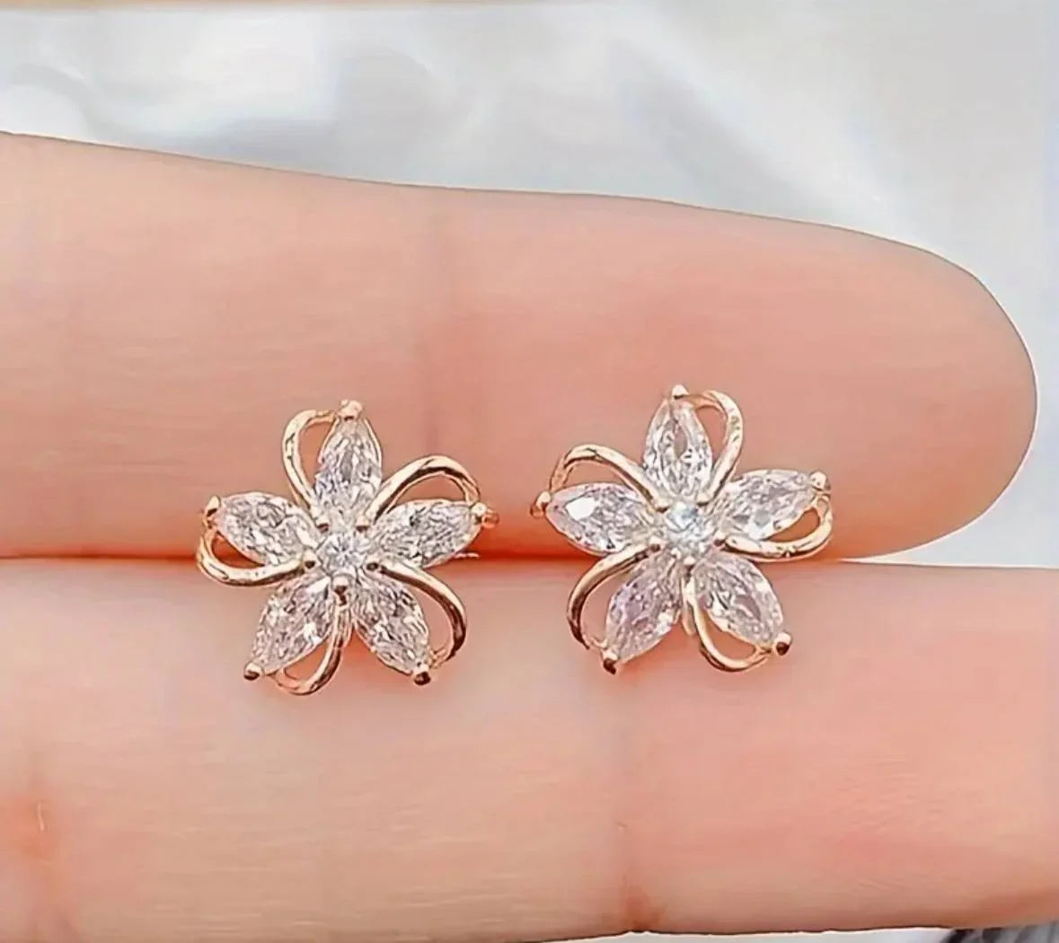 Boucles Fleur de Lumière – Élégance Dorée & Éclat Intemporel