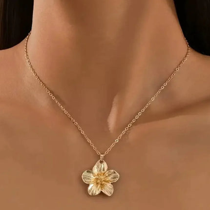 Collier Éclat Floral – Élégance Dorée & Féminité Raffinée