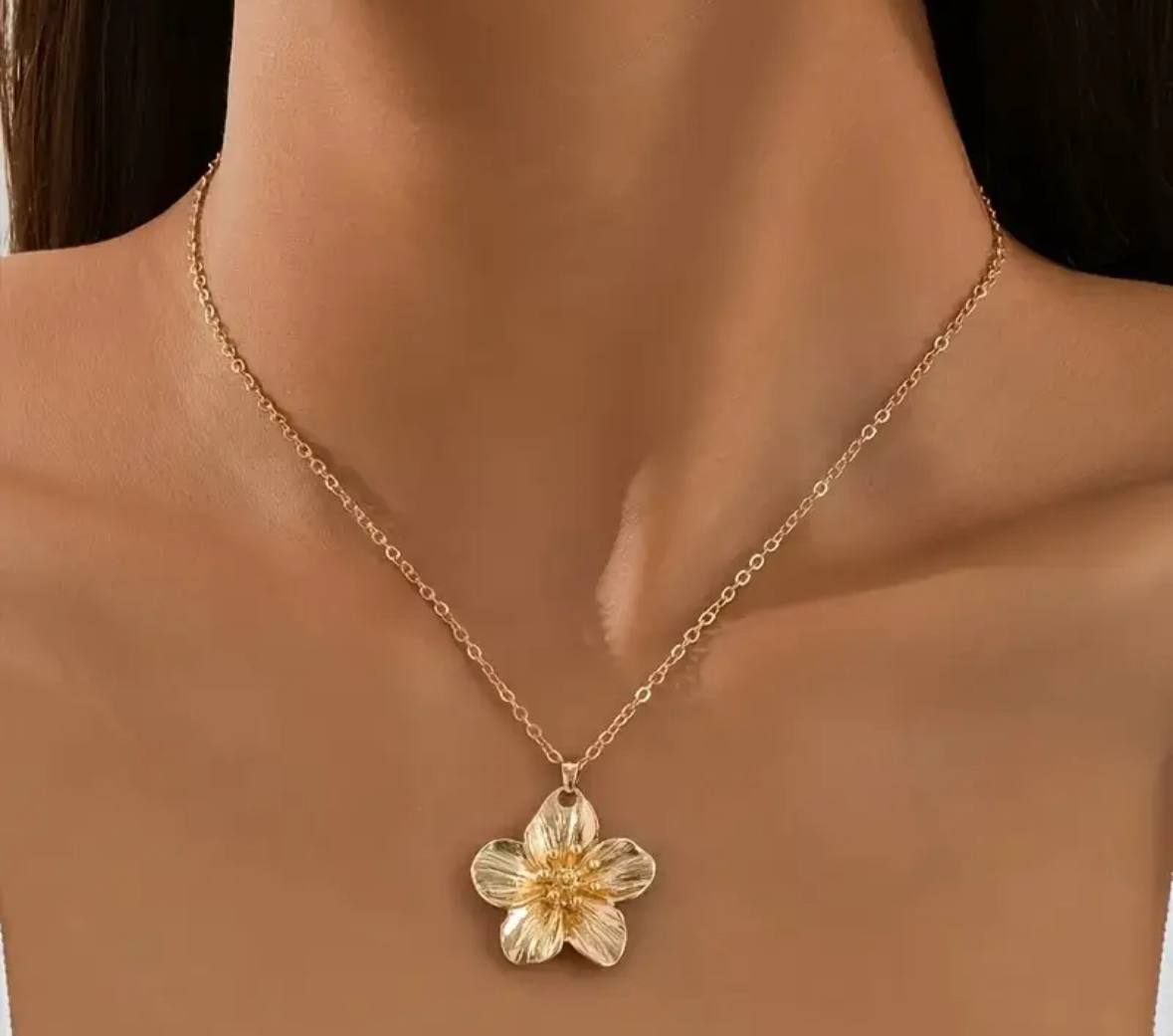 Collier Éclat Floral – Élégance Dorée & Féminité Raffinée