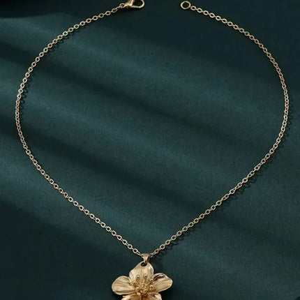Collier Éclat Floral – Élégance Dorée & Féminité Raffinée
