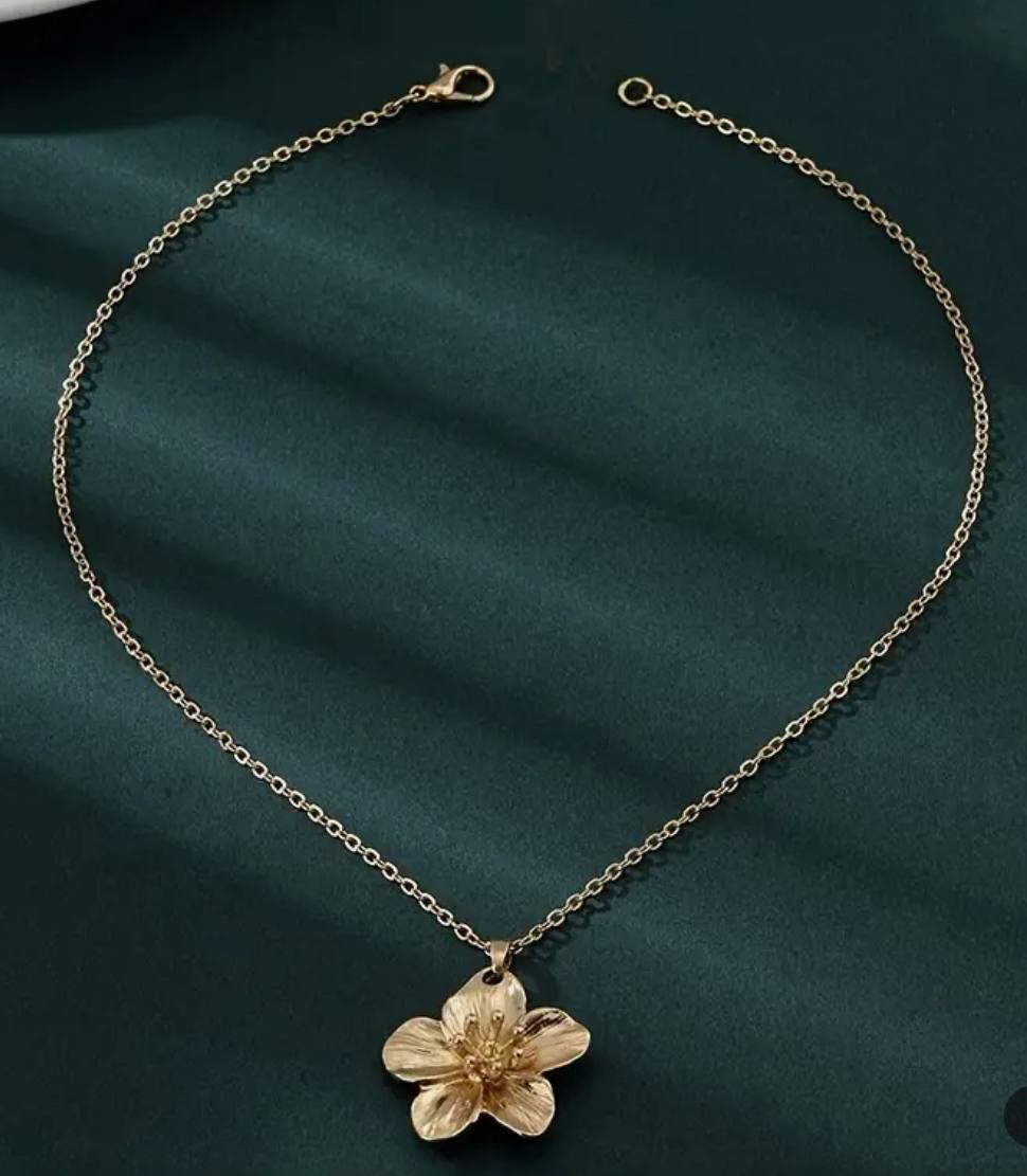 Collier Éclat Floral – Élégance Dorée & Féminité Raffinée