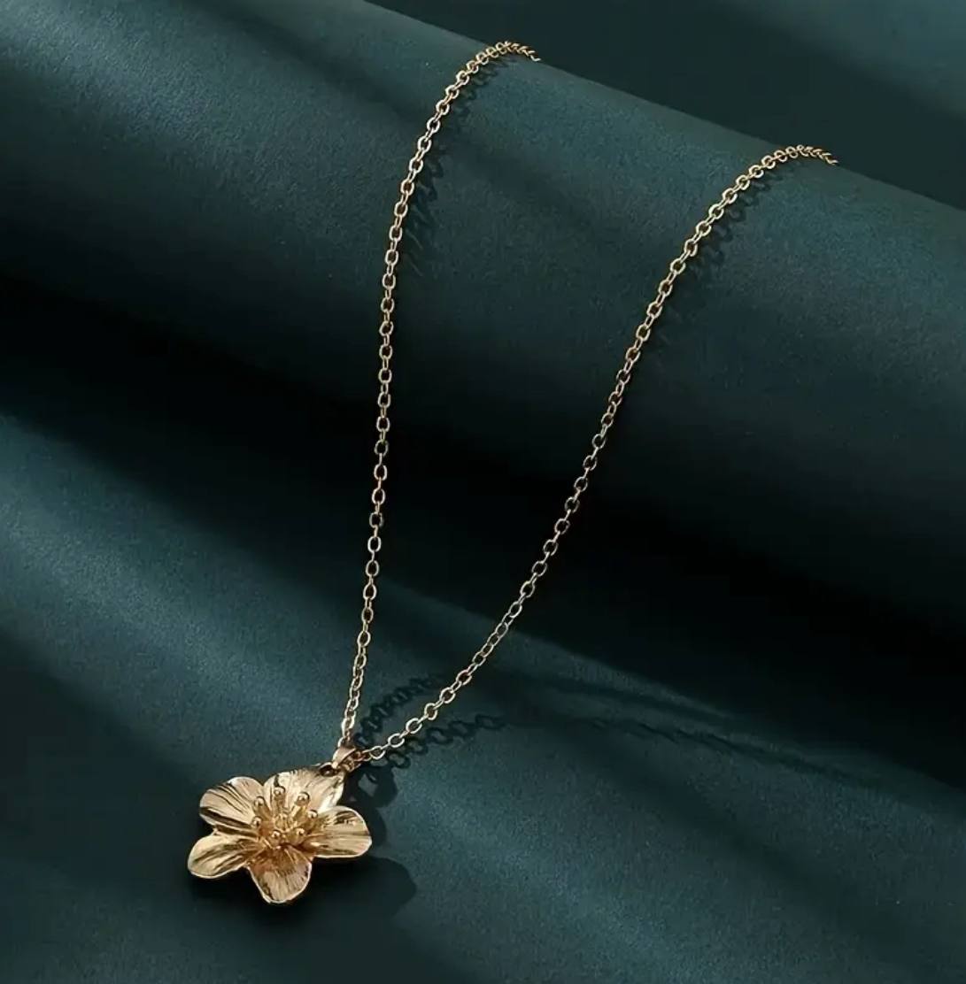 Collier Éclat Floral – Élégance Dorée & Féminité Raffinée