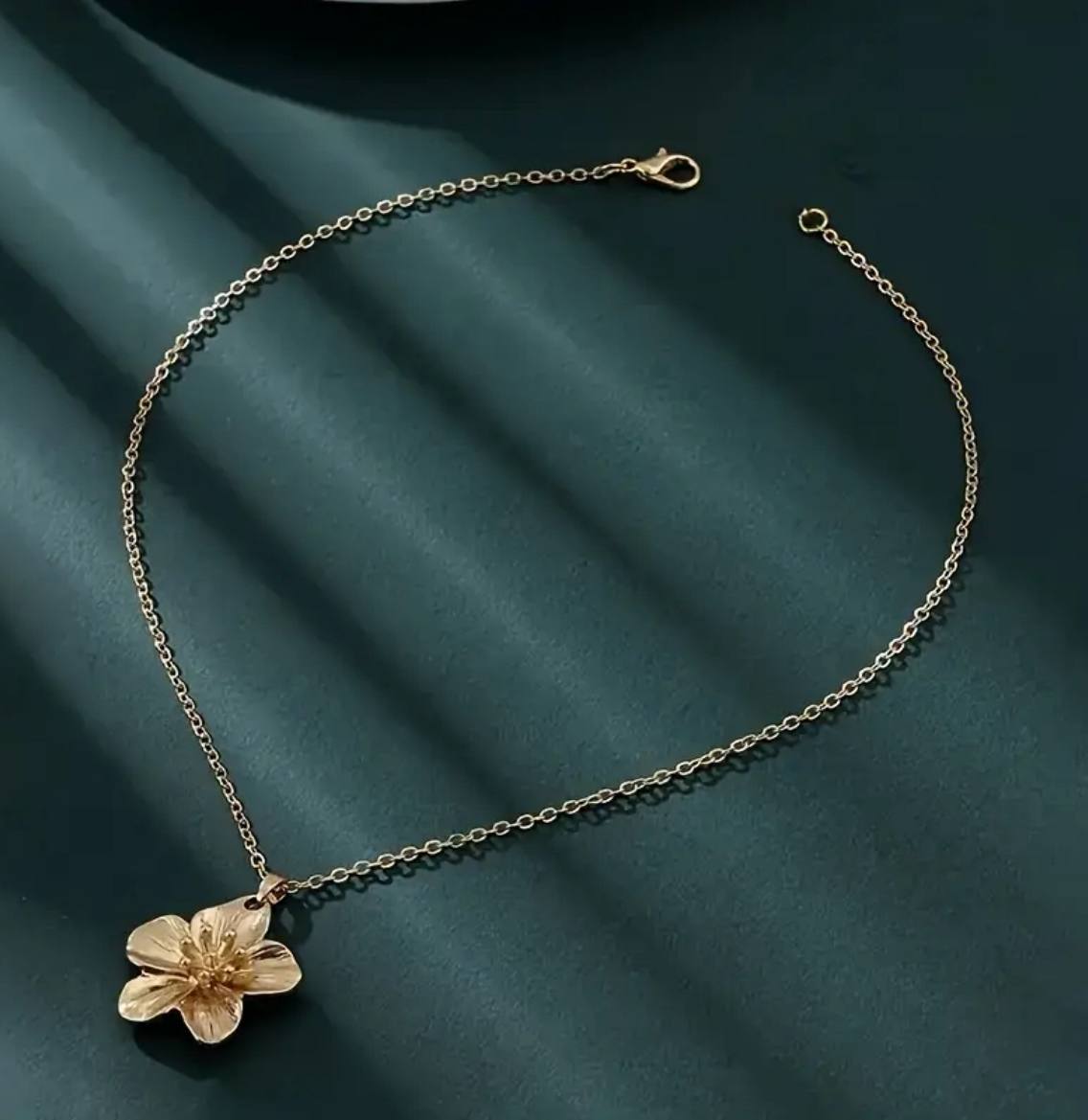 Collier Éclat Floral – Élégance Dorée & Féminité Raffinée