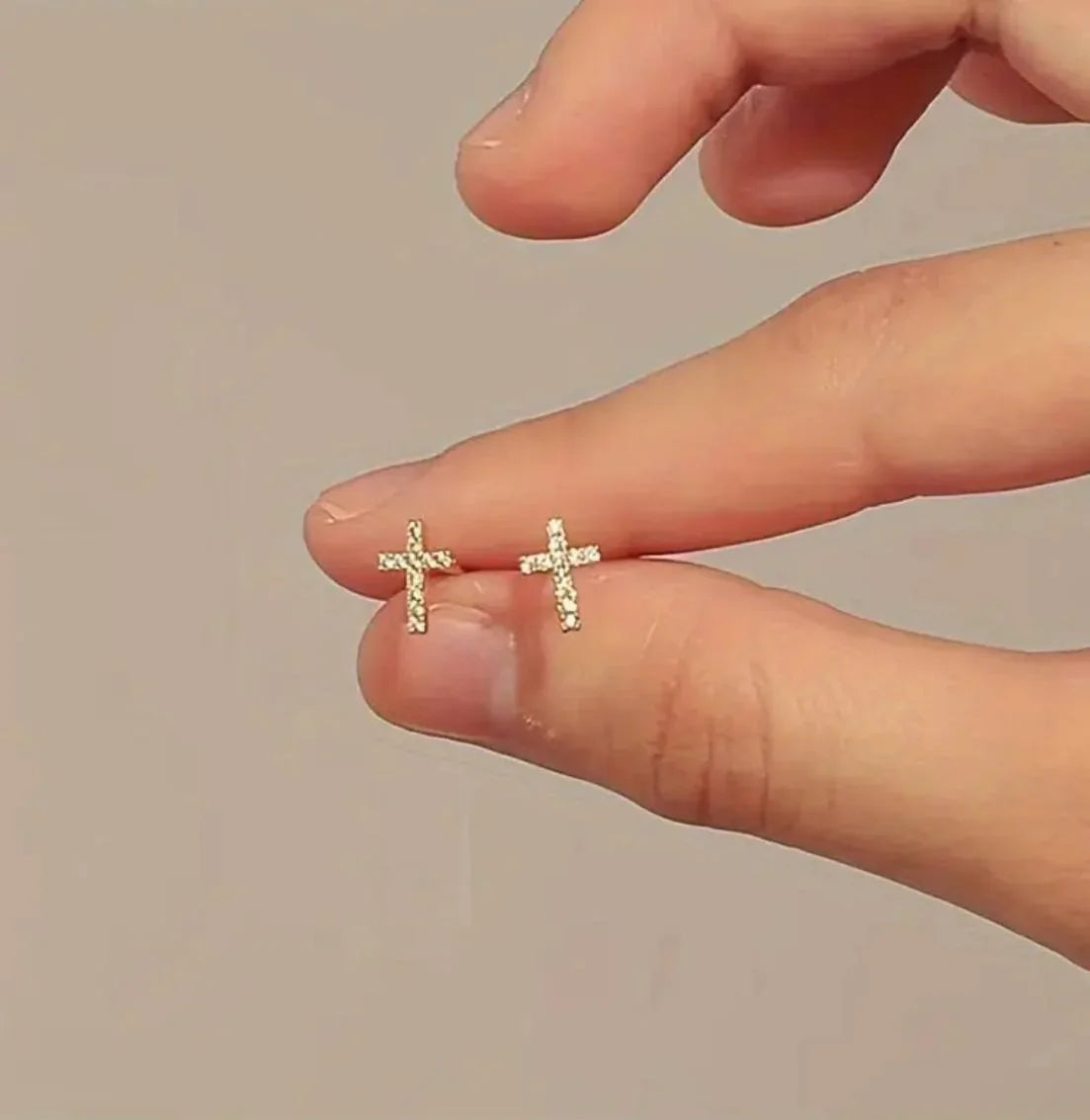 Boucles Croix Chic – Brillance Discrète & Élégance Spirituelle
