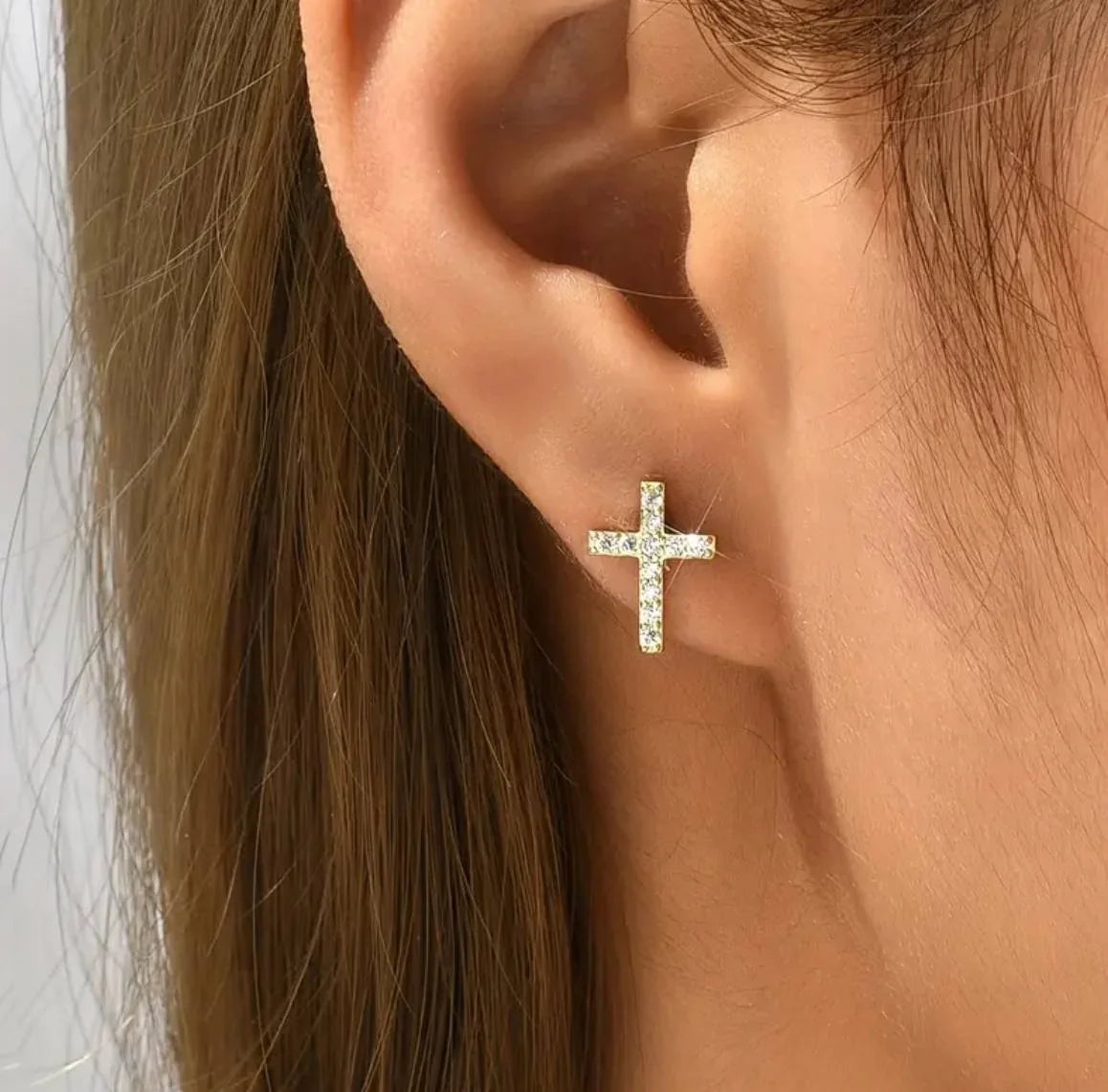 Boucles Croix Chic – Brillance Discrète & Élégance Spirituelle